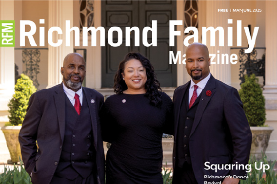 Un hombre mayor, una mujer joven y un hombre joven se paran frente a una mansión de estilo federal. Los hombres llevan trajes de tres piezas con lazos rojos y las mujeres llevan un vestido negro.