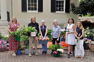 Boxwood Garden Club se prepara para el Día del Jardín Histórico en la Mansión Ejecutiva.