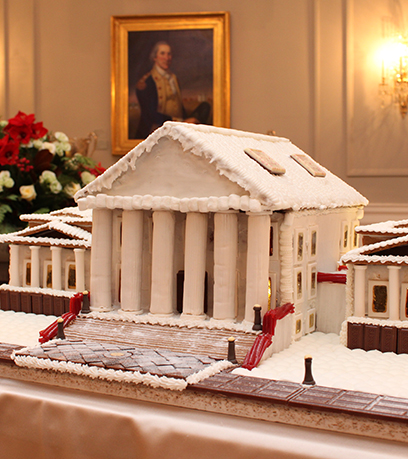 El edificio del Capitolio del Estado de Virginia, hecho de pan de jengibre, se encuentra en el comedor de la Mansión Ejecutiva. El modelo presenta Twizzlers como barandillas de los escalones del Capitolio y el edificio está esmerilado con glaseado real blanco. Hay elementos arquitectónicos marrones hechos de pan de jengibre sin congelar alrededor del modelo.
