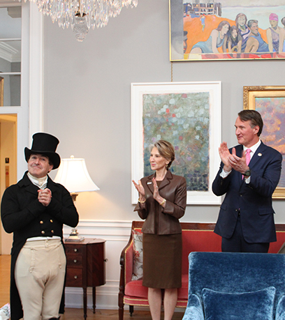 Mark Schnieder, vestido como el Marqués de Lafayette, junto a Carly Fiorina y el Gobernador <span translate=