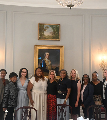 La Primera Dama con líderes militares femeninas.