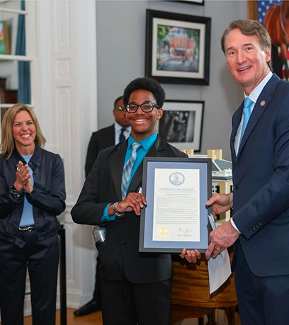 un joven recibiendo un certificado del Gobernador