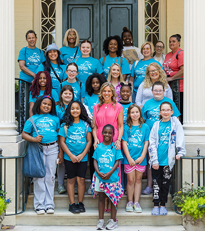 La Primera Dama con el Club de las Chicas en Carrera.