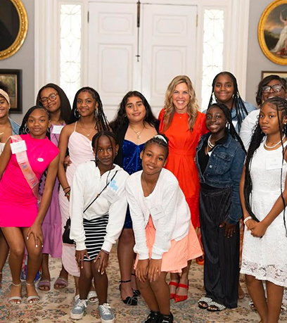 un grupo de chicas jóvenes con la Primera Dama