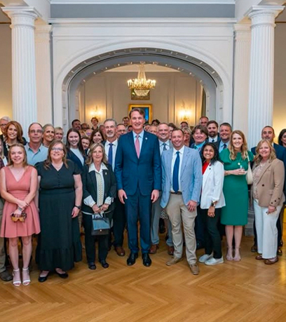 grupo de maestros con el Gobernador