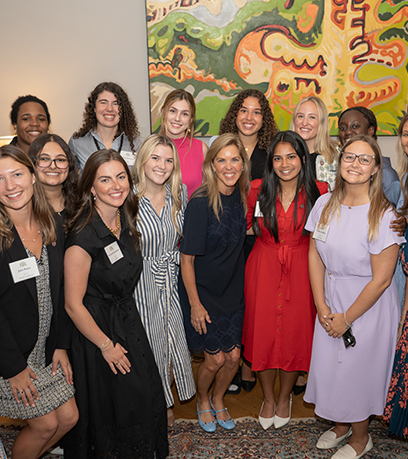 La Primera Dama con las damas del Programa de Becarios de 2025