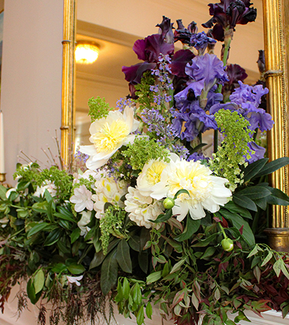 Un arreglo de flores moradas y blancas.