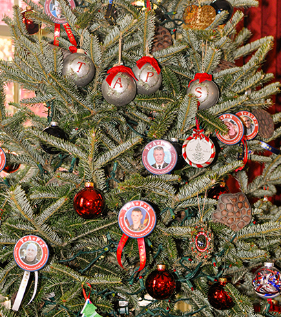 Árbol de Navidad con adornos.