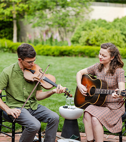 Andrew Small y Ashley Watkins actuando en la Mansión Ejecutiva