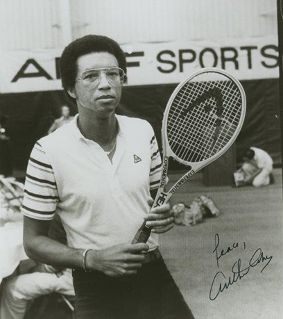 Una foto en blanco y negro de Arthur Ashe, cortesía de la Biblioteca de Virginia.