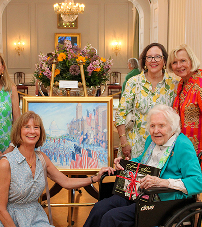 Una foto de la Sra. Ould con su pintura.